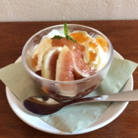 narairoカフェのいちじくとクリームチーズアイスのグラスデザート