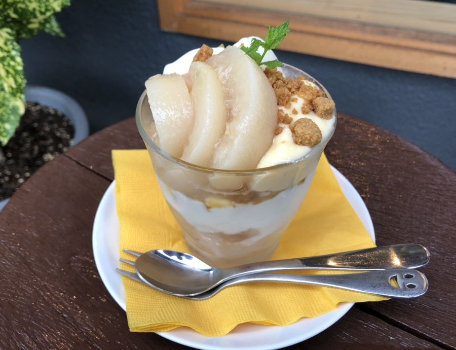 桃のフレッシュコンポートと桃ジュレのパフェ