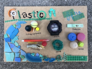 海のプラスチックごみアート