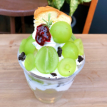 ギャラリーカフェnarairoシャインマスカットと自家製ベイクドチーズケーキのパフェ